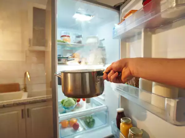 Pourquoi il vaut mieux laisser refroidir une casserole avec des restes avant de la placer au frigo
