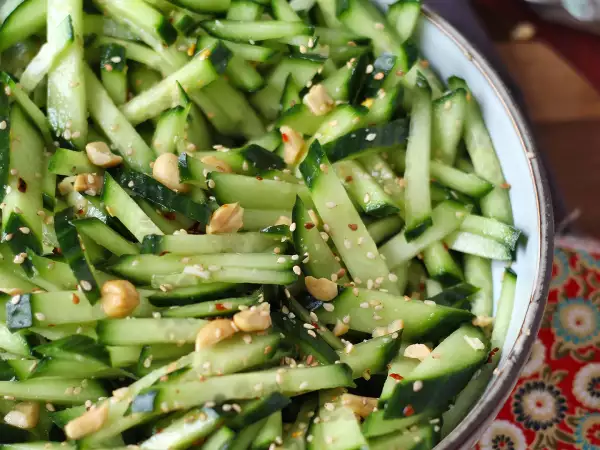 Impossible de s’arrêter d’en manger : cette salade de concombre ultra fraîche et épicée est devenue notre obsession du moment