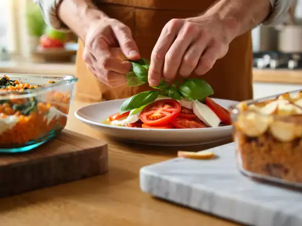Menu végétarien, 10 juin : salade caprese, terrine de lentilles corail et gâteau invisible aux pommes