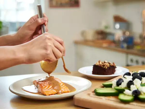 Menu sans gluten, 23 mai : entrée fraîche, un plat principal de saumon gratiné et un dessert léger au chocolat