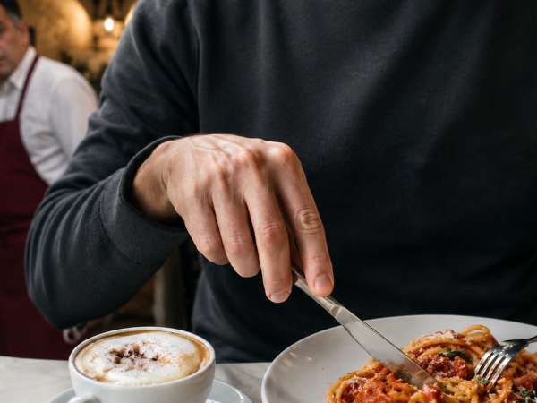 Cappuccino après le déjeuner, pizza à l’ananas… Ce qui fait lever les yeux au ciel chez les Italiens