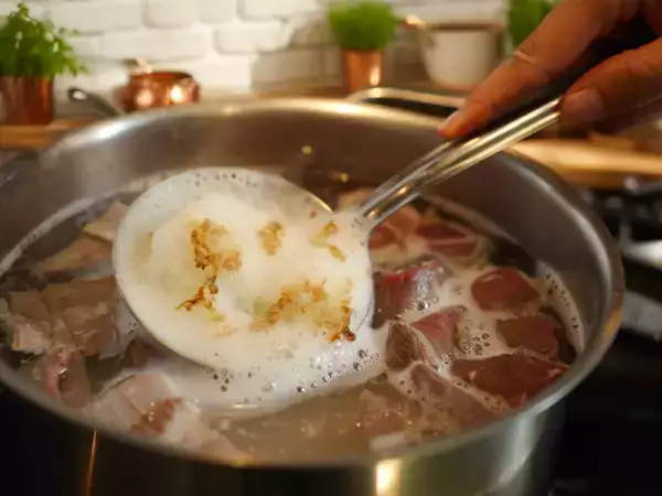 Cette mousse qui apparaît dans votre bouillon est plus utile que vous ne le pensez...