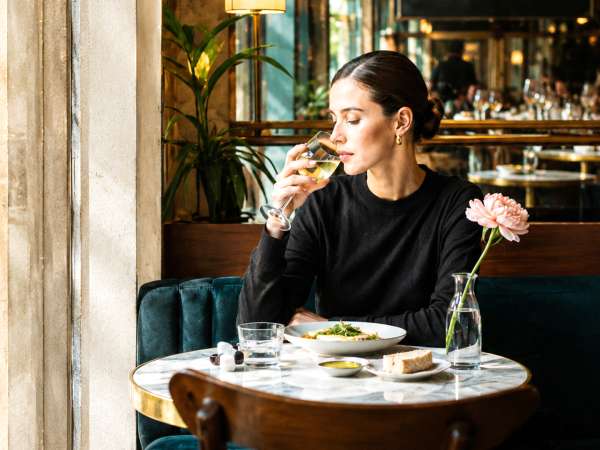 Manger seul au restaurant ? Cette habitude que de plus en plus de gourmands adoptent (et adorent)