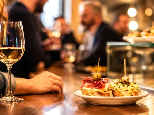 Tapas : qui les a inventées et comment une simple bouchée est devenue une tradition en Espagne