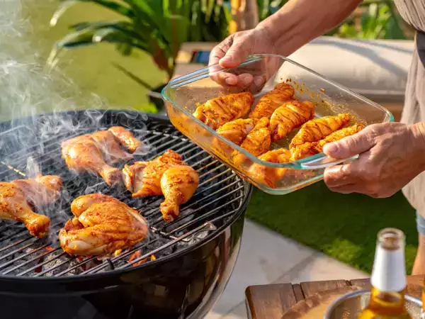 5 marinades qui transforment le poulet au barbecue en un résultat ultra juteux et plein de saveurs