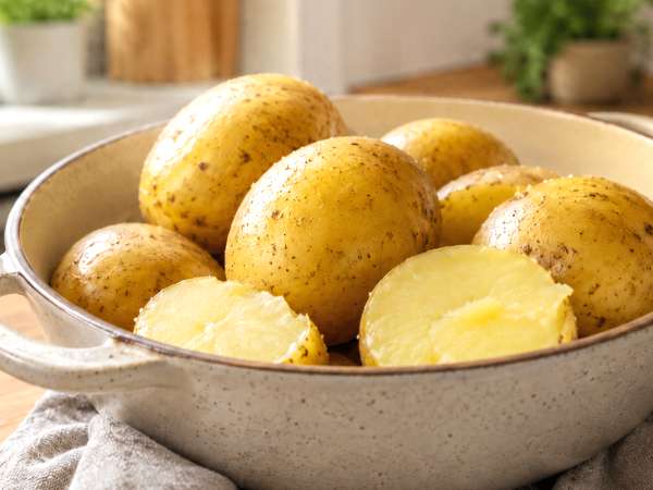 Pommes de terre bouillies : 8 erreurs courantes qui les rendent fades, pâteuses ou trop fermes