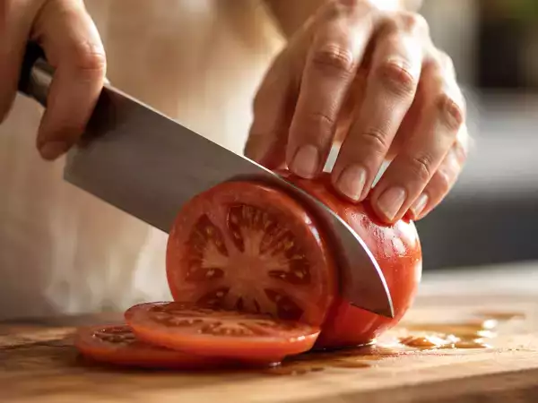 5 ingrédients qui pourraient endommager vos couteaux sans que vous le sachiez