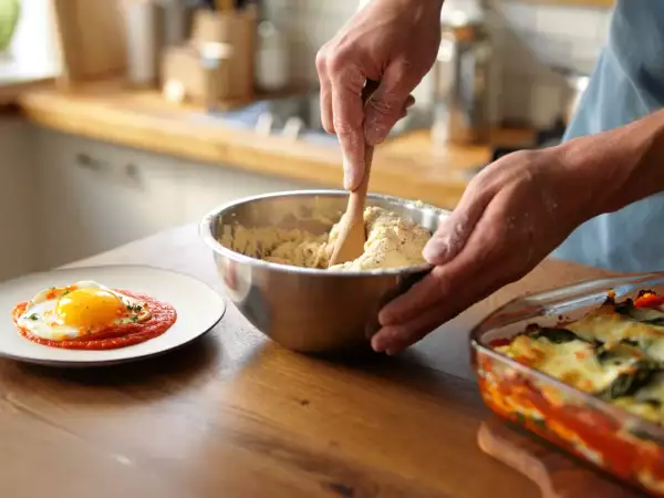 Menu végétarien, 6 juin : un voyage de saveurs avec des oeufs au paprika, des lasagnes aux épinards et des chouquettes