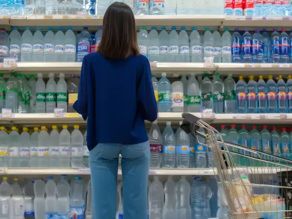 Les eaux enrichies sont partout : faut-il vraiment payer plus cher pour s'hydrater ?