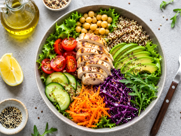 Les ingrédients qui rendront vos salades vraiment rassasiantes (et éviteront le coup de faim de 16h)