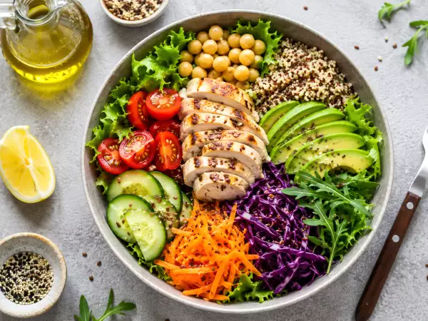 Les ingrédients qui rendront vos salades vraiment rassasiantes (et éviteront le coup de faim de 16h)