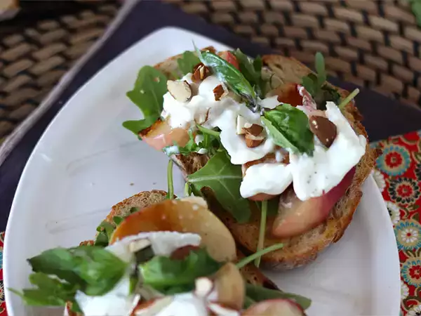Burrata et fruits : les associations les plus gourmandes de l'été (et celles qu'on voit partout en ce moment)