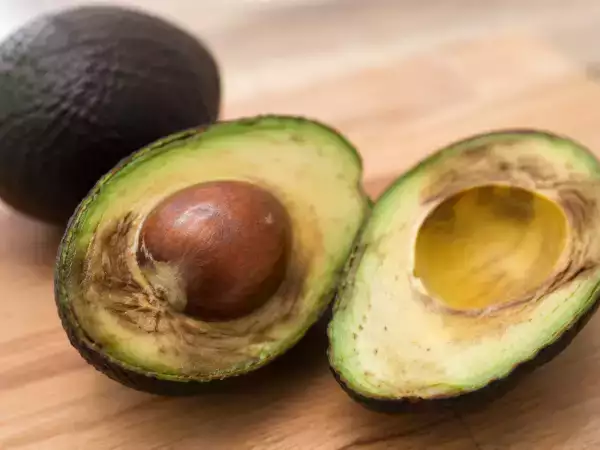 Avocat brun à l’intérieur : est‑ce encore comestible ? Et pourquoi la réponse vous rassurera