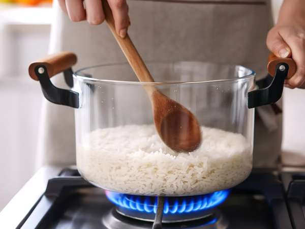 Comment réchauffer du riz sans le rendre sec, dur ou collant ? Les astuces qui changent tout