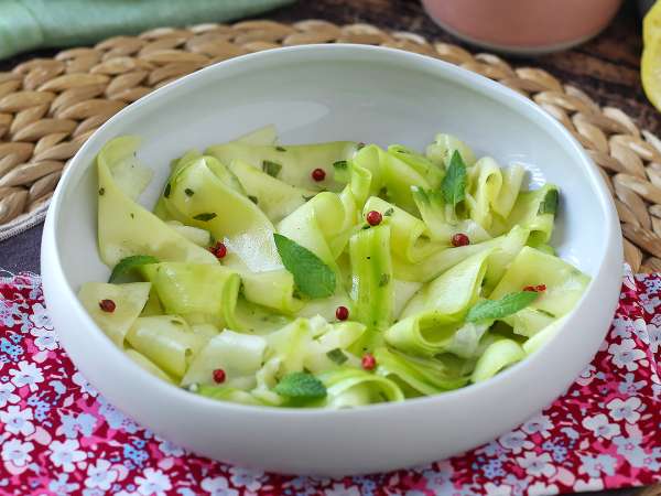 Courgettes marinées : la recette fraîche et sans cuisson parfaite pour l’été