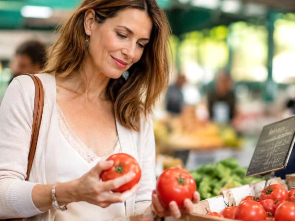 Vos tomates mûrissent trop vite? Voici le geste à faire dès le retour des courses