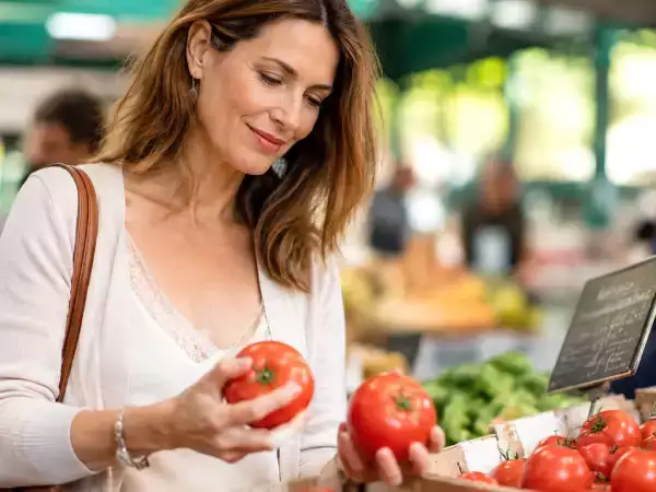 Vos tomates mûrissent trop vite? Voici le geste à faire dès le retour des courses