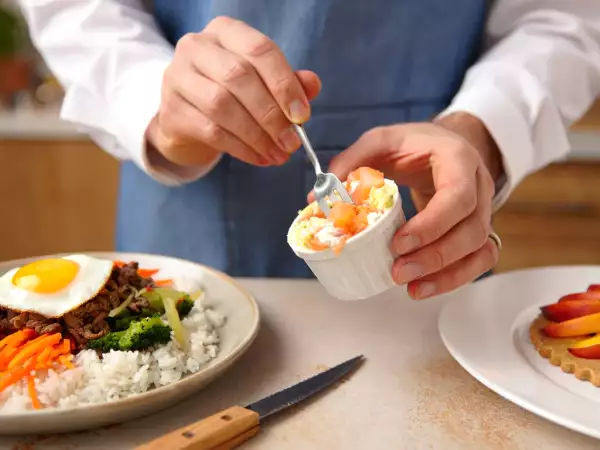 Menu du jour, 23 juillet : soufflés au saumon fumé, un bibimbap coréen savoureux et une tarte rustique aux pêches