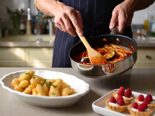 Menu du jour, 24 juillet : un festin méditerranéen entre calamars frits, pâtes siciliennes et tartelettes aux framboises