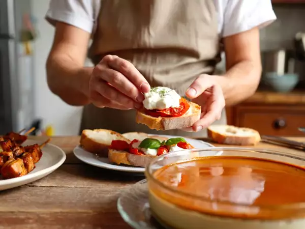 Menu du jour, 19 juillet : une bruschetta estivale, des brochettes savoureuses et un flan crémeux
