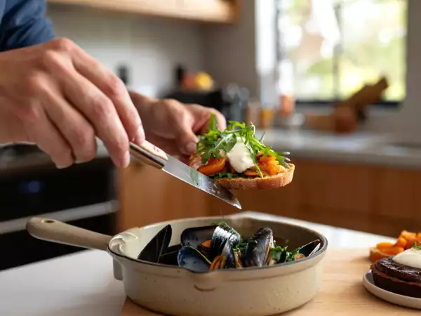 Menu du jour, 14 juillet : une tartine estivale, des moules crémeuses et une tarte brésilienne