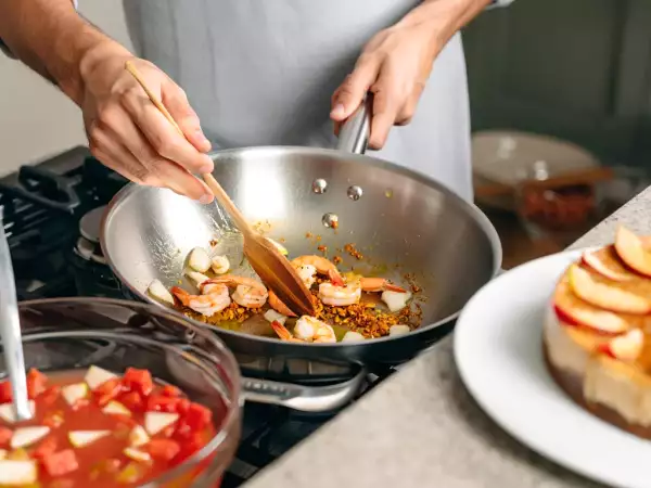 Menu du jour, 12 juillet : gaspacho léger, des crevettes savoureuses et un cheesecake aux pommes
