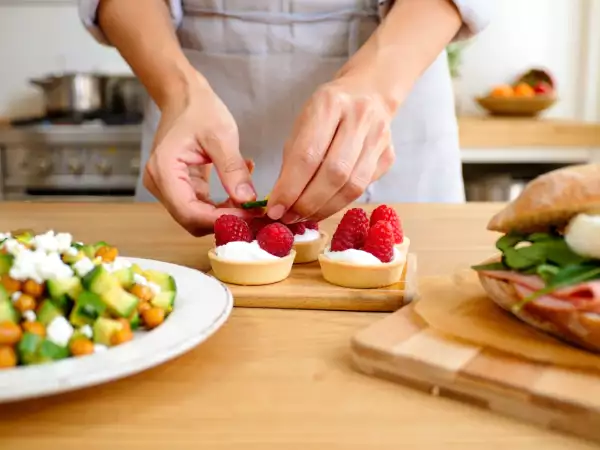 Menu du jour, 10 juillet : une salade fraîche, un sandwich italien et des mini tartelettes