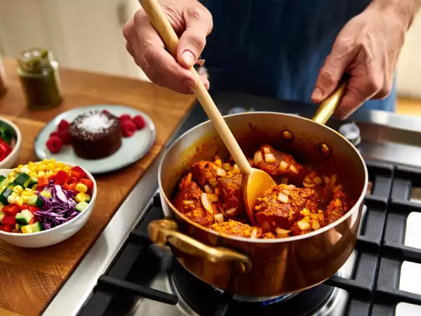 Menu sans gluten, 28 juillet : une explosion de couleurs et de saveurs avec salade rubik's cube, veau à la marocaine et un dessert rapide