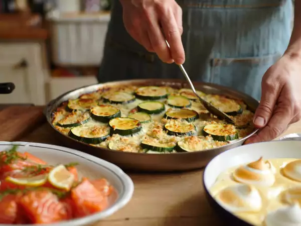Menu sans gluten, 21 juillet : fraîcheur et légèreté avec saumon mariné, courgettes parmigiana et îles flottantes