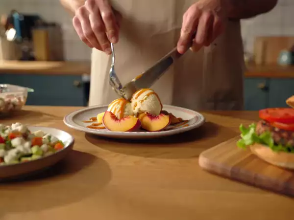 Menu sans gluten, 18 juillet : une salade russe, un burger de tomate et une pêche melba rafraîchissante
