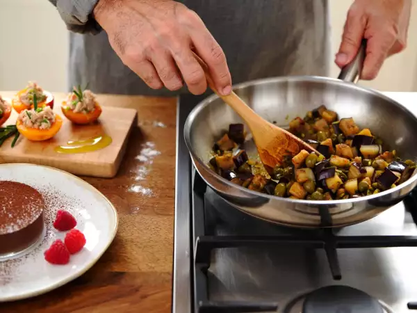 Menu sans gluten, 16 juillet : abricots farcis, caponata sicilienne et dessert chocolaté au kaki
