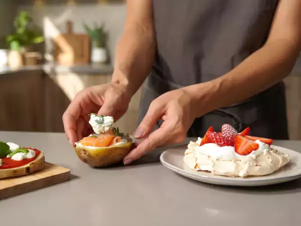 Menu sans gluten, 10 juillet : mini pizzas d'aubergine, pommes de terre farcies au saumon et pavlova aux fraises