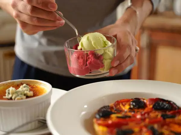 Menu végétarien, 27 juillet : une crème brûlée au roquefort et noix, une tarte tatin de tomates et une glace pastèque-framboises