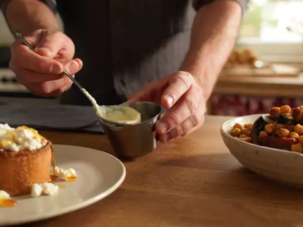 Menu végétarien, 26 juillet : croustillantes bricks au chèvre, fricassée d'aubergines et oeufs au lait réconfortants
