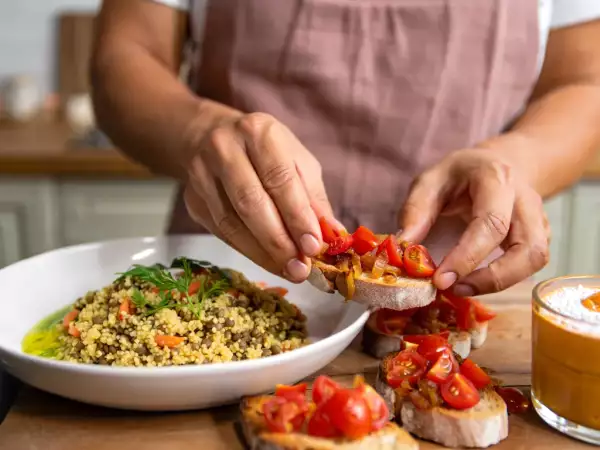 Menu végétarien, 23 juillet : une escapade gourmande entre bruschetta, couscous coloré et mousse d'orange