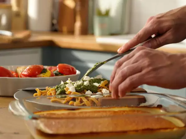 Menu végétarien, 18 juillet : salade de pâtes au pesto, tomates farcies et flan à la noix de coco
