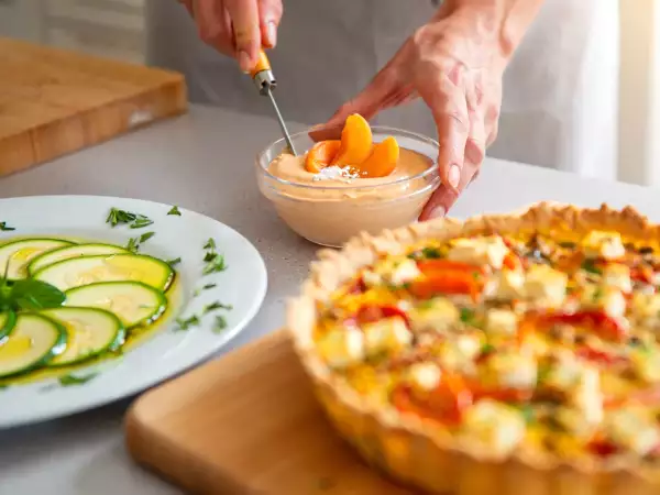 Menu végétarien, 14 juillet : carpaccio de courgettes, quiche tomate-feta et mousse d'abricot