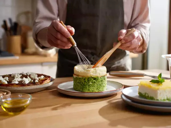 Menu végétarien, 10 juillet : soufflé au brocoli, tarte tatin aux échalotes et gâteau fondant à la ricotta