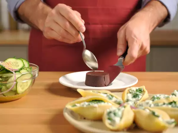 Menu végétarien, 6 juillet : une escapade gourmande avec des concombres marinés, des pâtes farcies et un gâteau fondant
