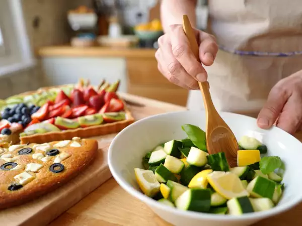Menu végétarien, 2 juillet :salade de courgettes citron, cake aux olives noires et à la feta et tarte aux fruits