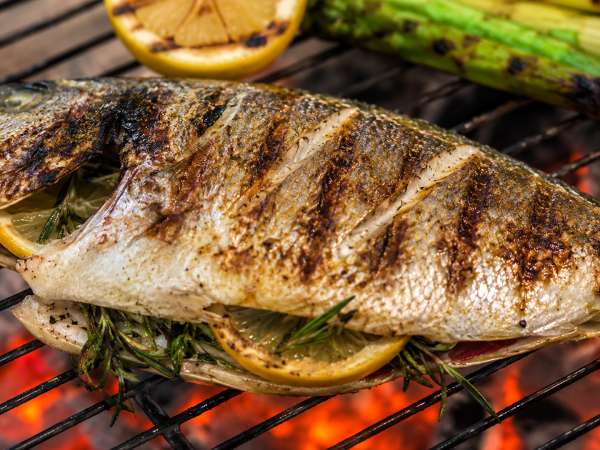 Votre poisson colle toujours au barbecue ? Ces gestes tout simples peuvent tout changer cet été