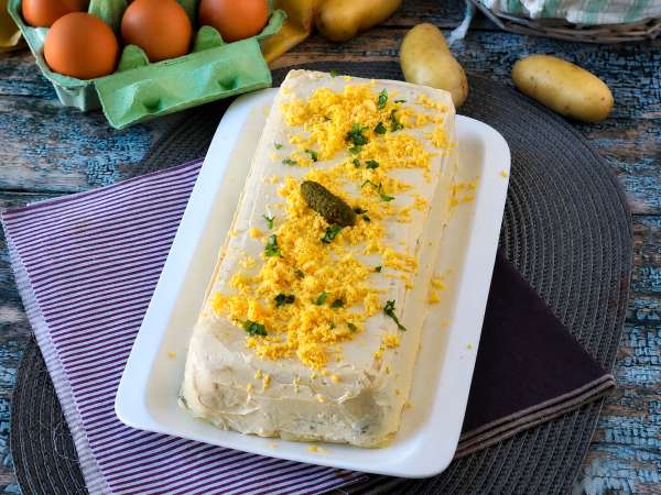 Vous cherchez une entrée fraîche, facile et sans four? Cette terrine pommes de terre-thon va sauver vos repas d’été!