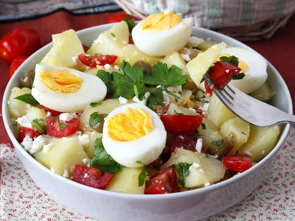 Marre de la salade de pommes de terre classique ? Ces 5 recettes faciles vont réveiller vos repas d’été!