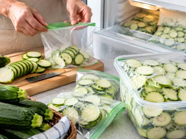 Courgettes au congélateur : le geste à ne surtout pas zapper pour éviter l’effet éponge