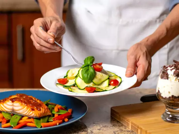 Menu du jour, 31 août : courgettes marinées, saumon laqué et cappuccino glacé