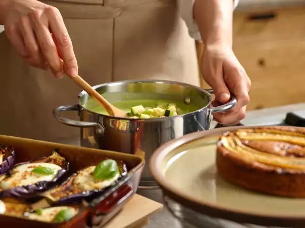 Menu du jour, 17 août : une soupe légère, des aubergines farcies et un gâteau renversé à la banane