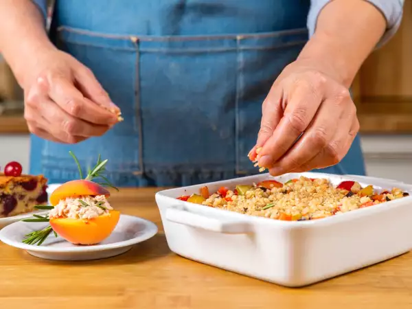 Menu du jour, 18 août : abricots farcis, crumble de ratatouille et blondie cerises