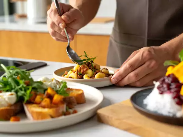 Menu du jour, 15 août : tartines sucrées-salées, salade de gnocchi croustillants et bingsu à la mangue