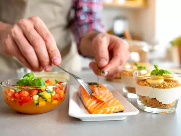 Menu du jour, 10 août : gaspacho frais, saumon mariné au miso et verrines banoffee