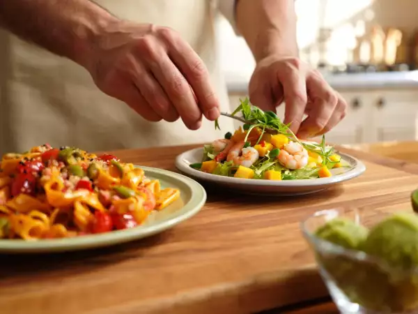 Menu du jour, 4 août : une salade de crevettes à la mangue, des pâtes sucrées-salées et un sorbet au kiwi rafraîchissant